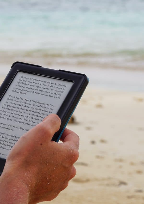 The Best Reading Apps To Read Your Favorite Travel Books (With Free Options!)