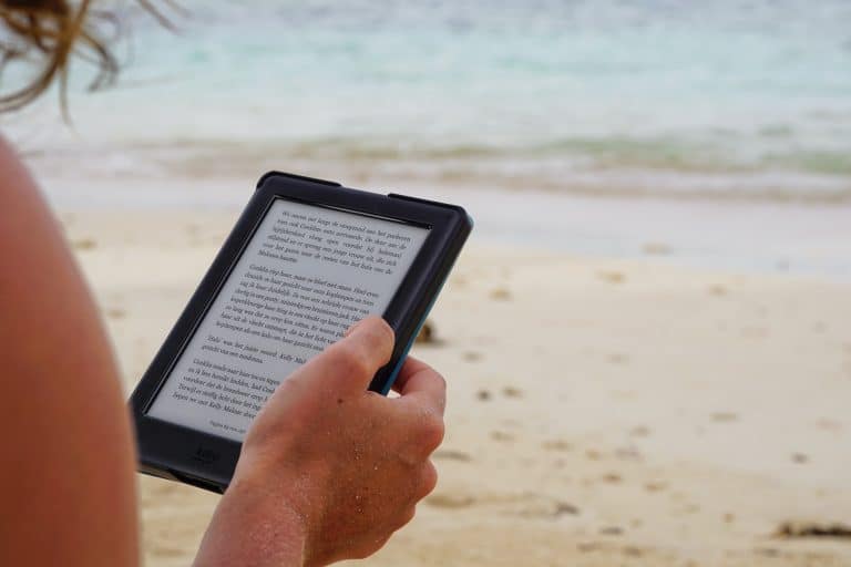 The Best Reading Apps To Read Your Favorite Travel Books (With Free Options!)