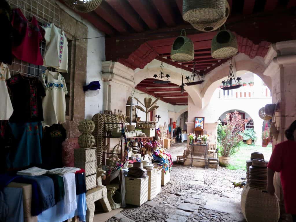 A picture of a Mexican palace with souvenirs for tourists, scarves, rebosos, handmade baskets. 