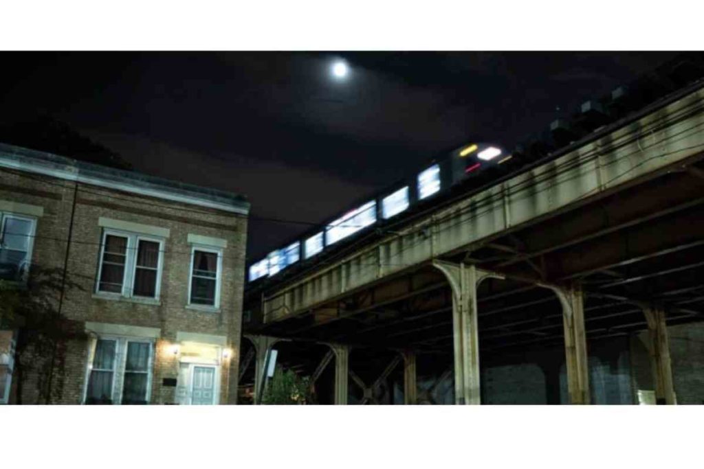 the L in chicago next to a house at night