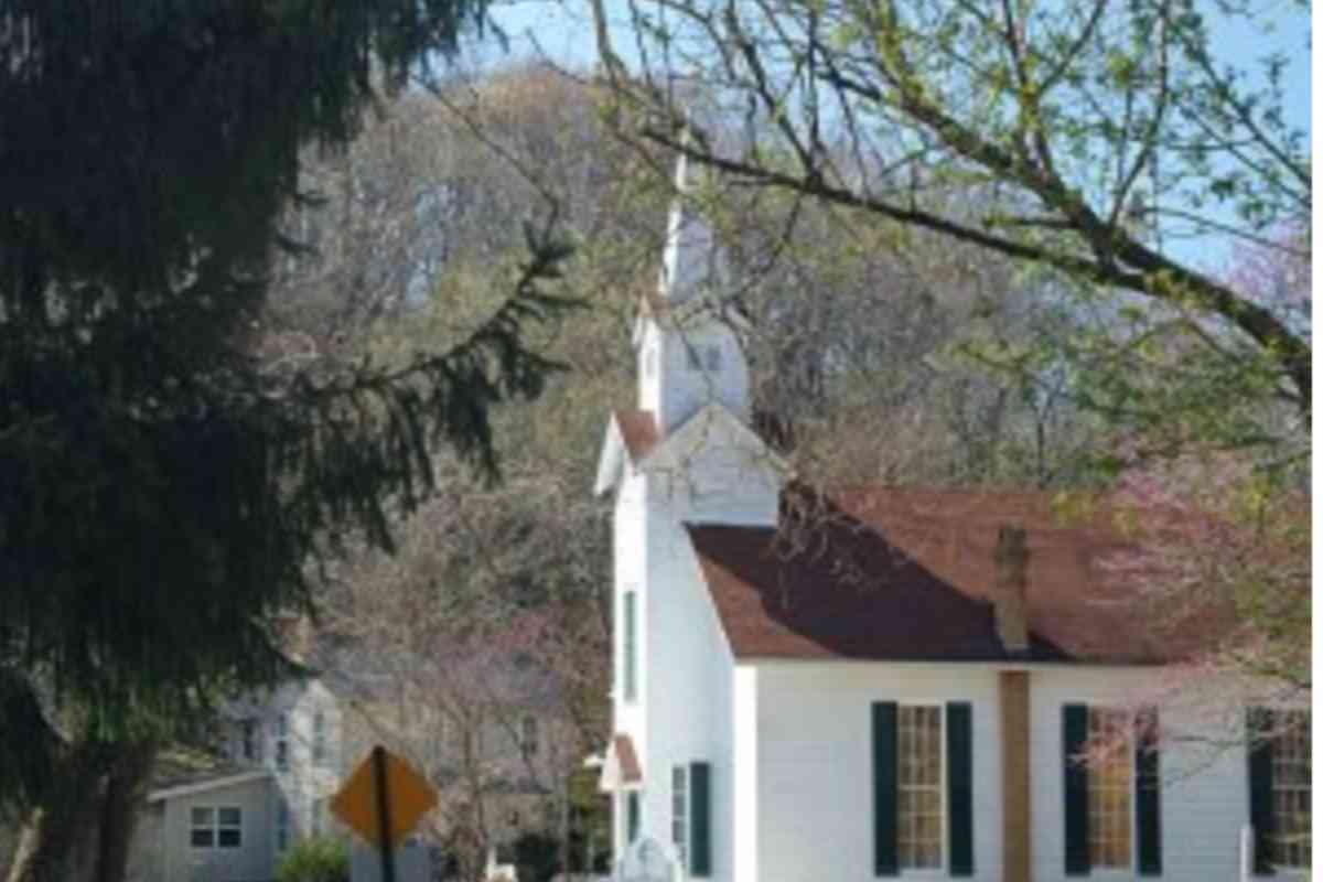 White church in Elsah, Illinois on a sunny day