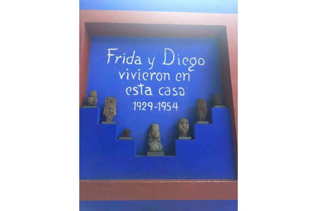 Friday y Diego vivieron en esta casa 1929-1954 sign inside Frida Kahlo Museum in Coyoacan Mexico City