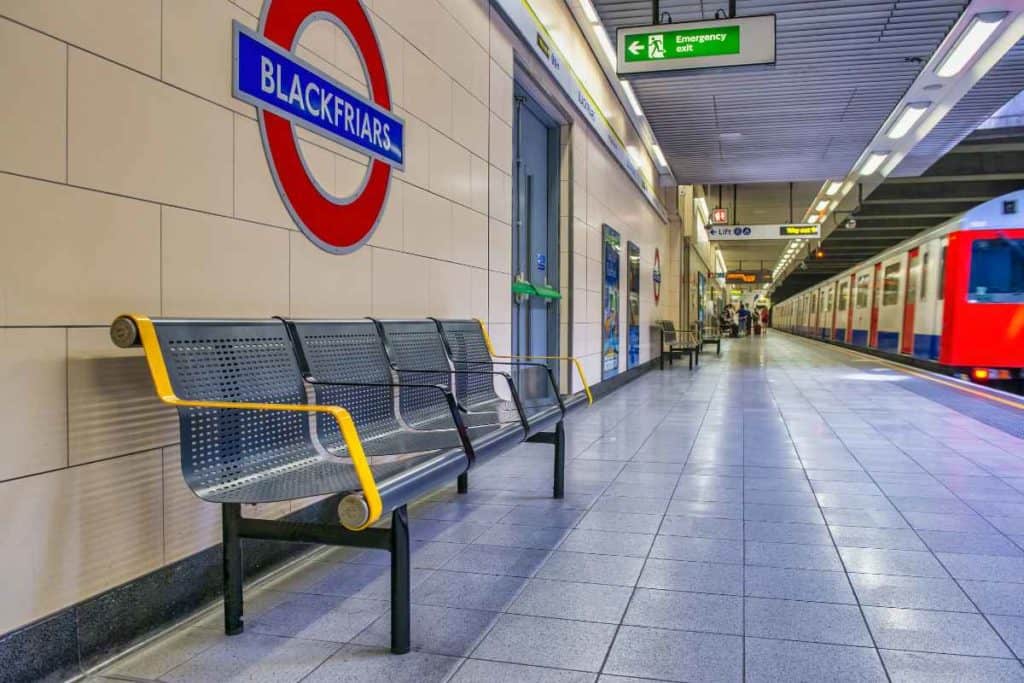 Best Safety Tips as a Solo Latina Traveler the London underground tube stop at Blackfriars 
