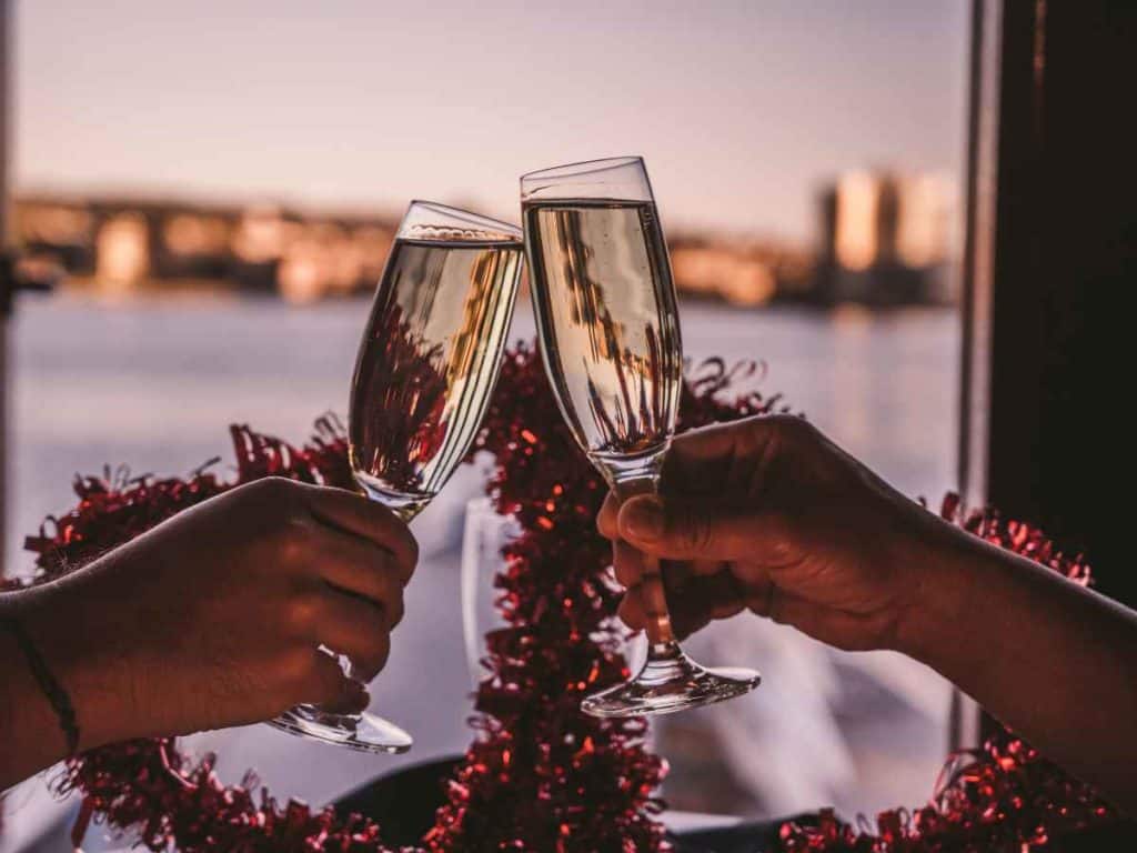 couple clinking wine glasses on a romantic cruise and best boat tours in chicago